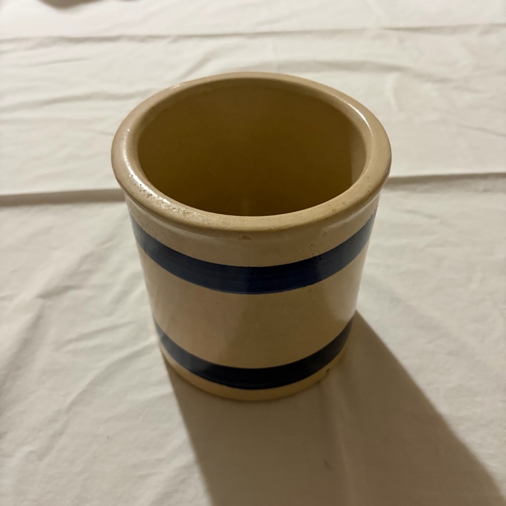 Roseville RRP Co. crock